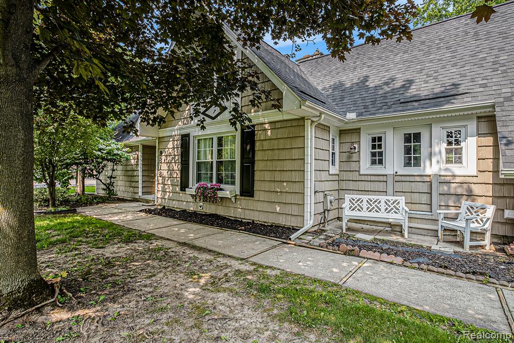 9818 BURNING TREE Drive, Grand Blanc, MI 48439 — Photo 4