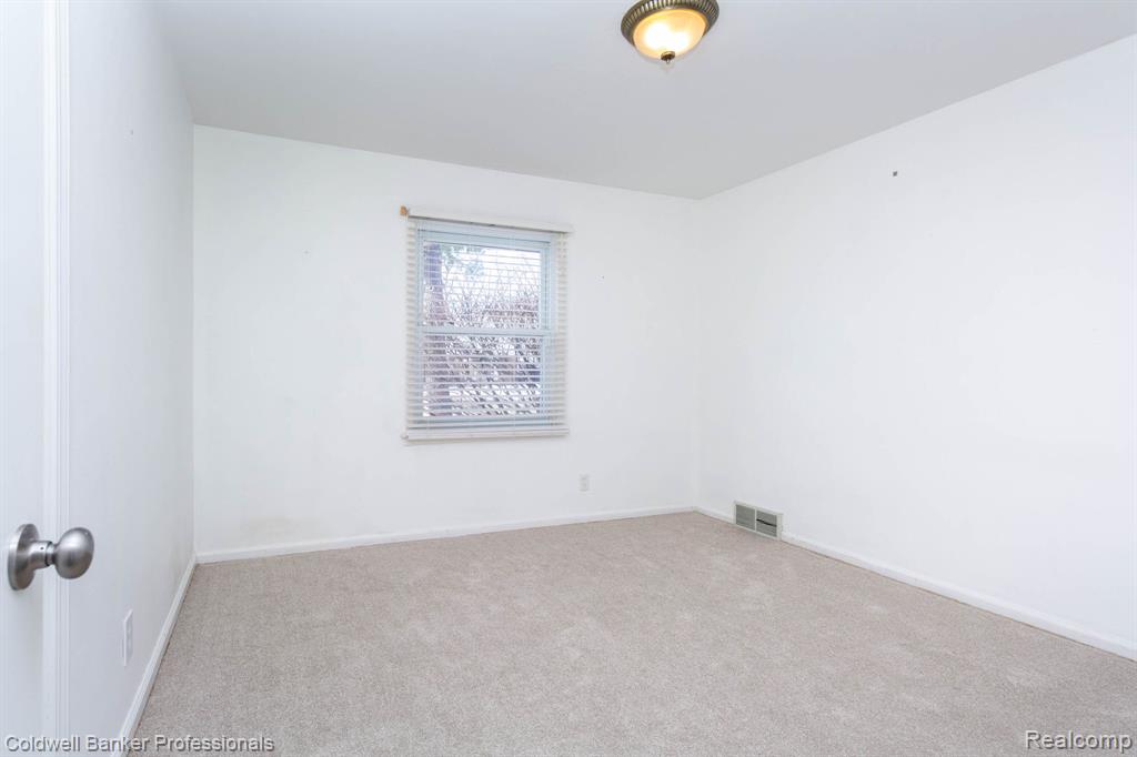 1921 Beverly Street, Sylvan Lake, MI 48320 — Photo 13