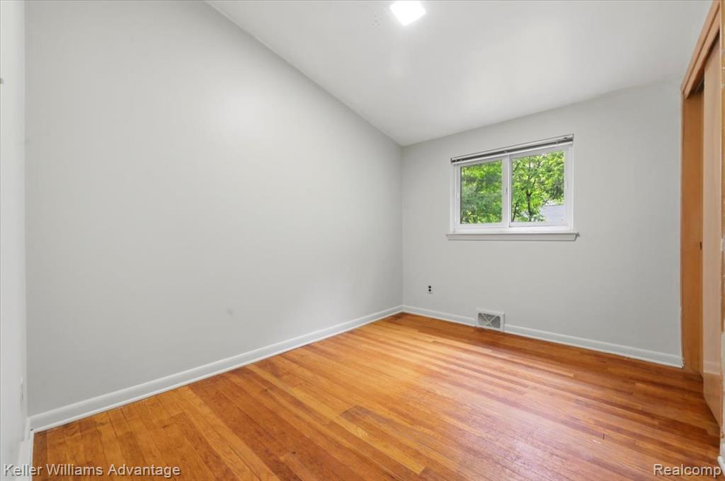 52433 Ihla Street, Utica, MI 48316 — Photo 16