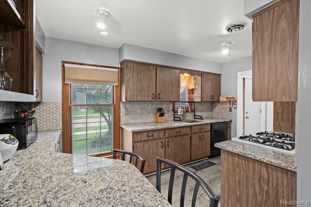 24243 Bashian Drive, Novi, MI — Photo 10