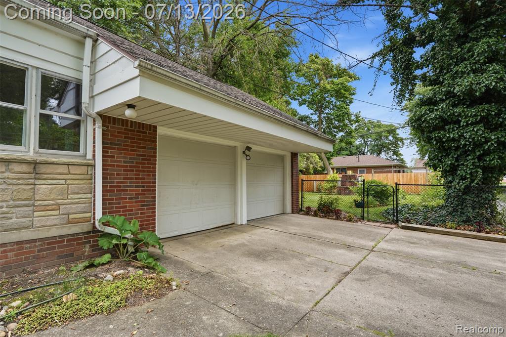 27704 California Drive NW, Lathrup Village, MI 48076 — Photo 36