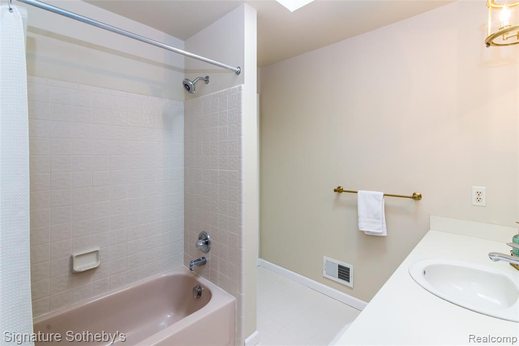 576 Ten Point Drive, Rochester Hills, MI 48309 — Photo 26
