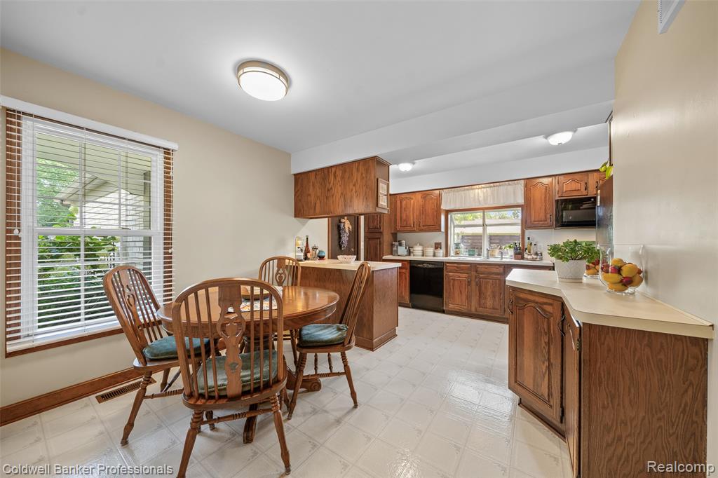 5075 Bayside Drive, Troy, MI 48098 — Photo 11