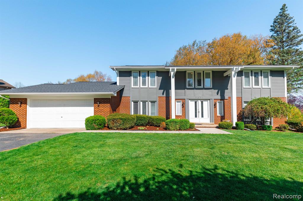 5634 POWDER HORN Drive, West Bloomfield, MI — front exterior