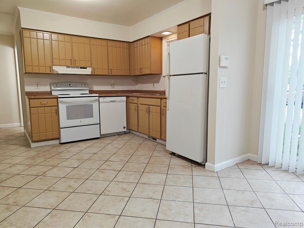 472 ROBBE Avenue, Belleville, MI 48111 — Photo 2