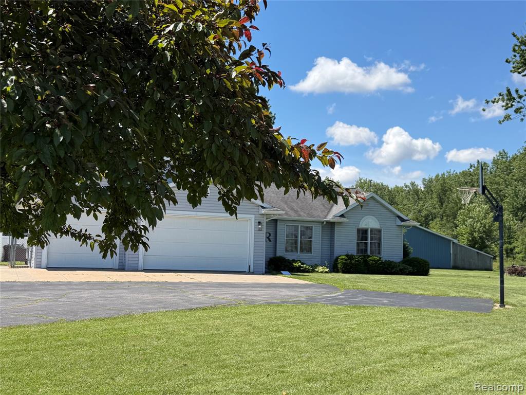 3334 E Freeland Road, Freeland, MI 48623 — Photo 3