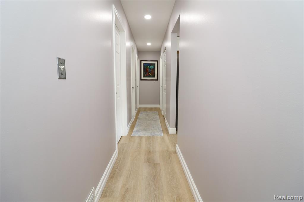 6840 N Silvery Lane, Dearborn Heights, MI 48127 — Photo 24