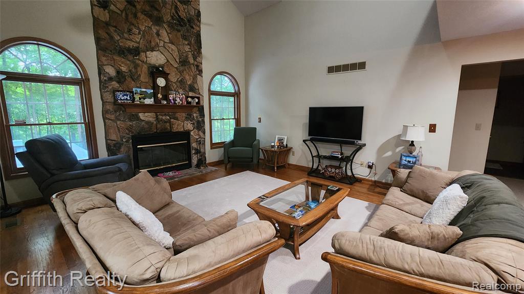8123 Baypointe Drive, Brighton, MI 48114 — Photo 13