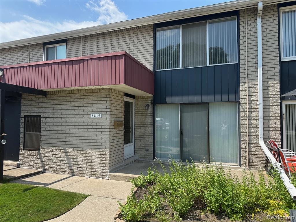 8211 Karam Boulevard, Warren, MI 48093 — front exterior