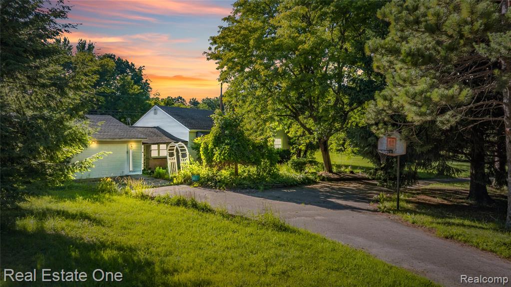 9585 N Eston Road, Clarkston, MI 48348 — front exterior