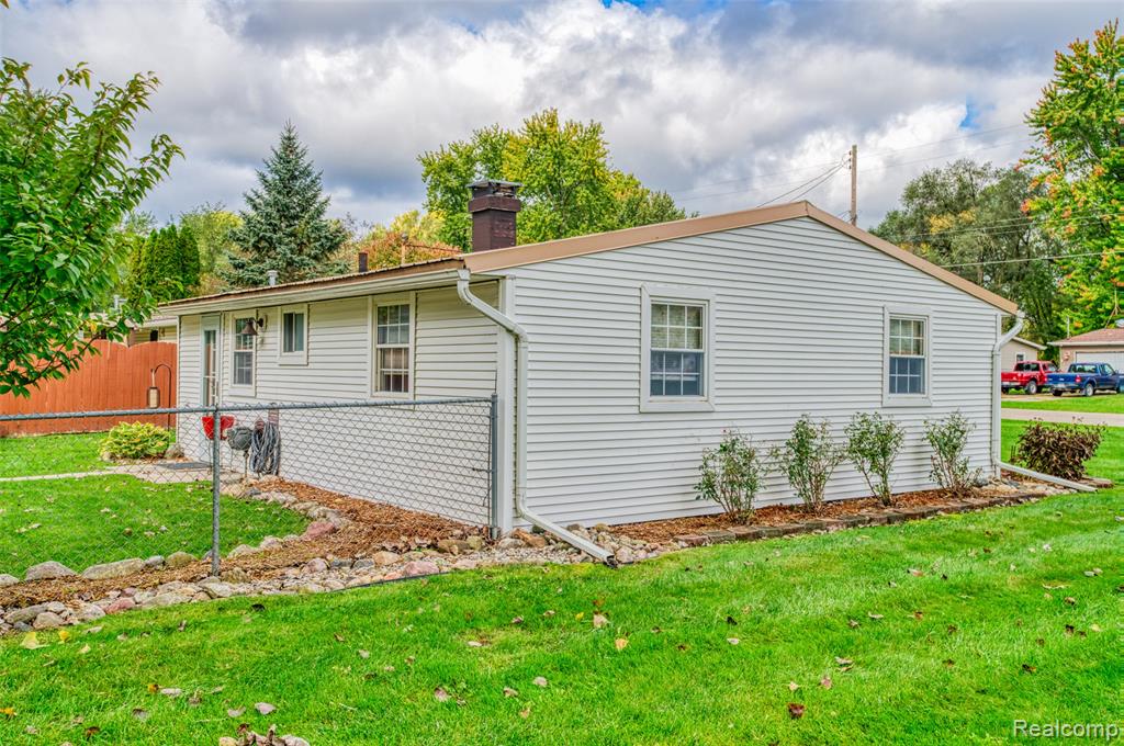 701 MARY Court, Fenton, MI 48430 — Photo 17