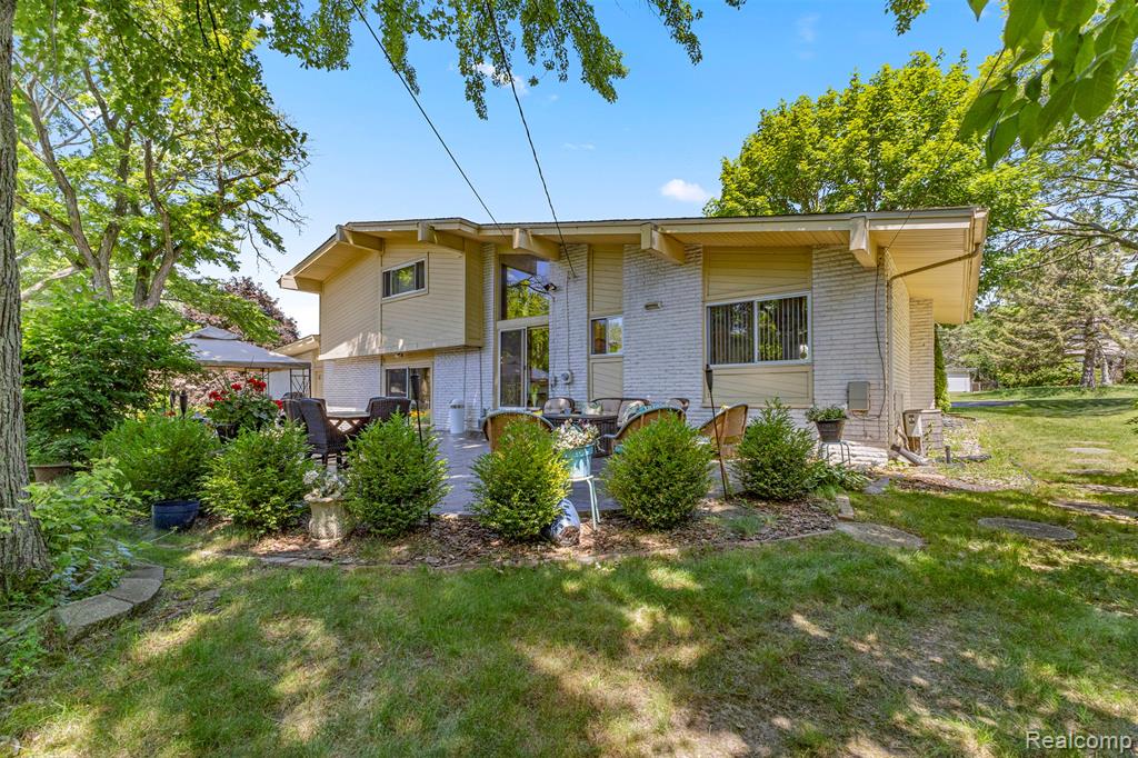 5589 Pembury, West Bloomfield, MI — Photo 50