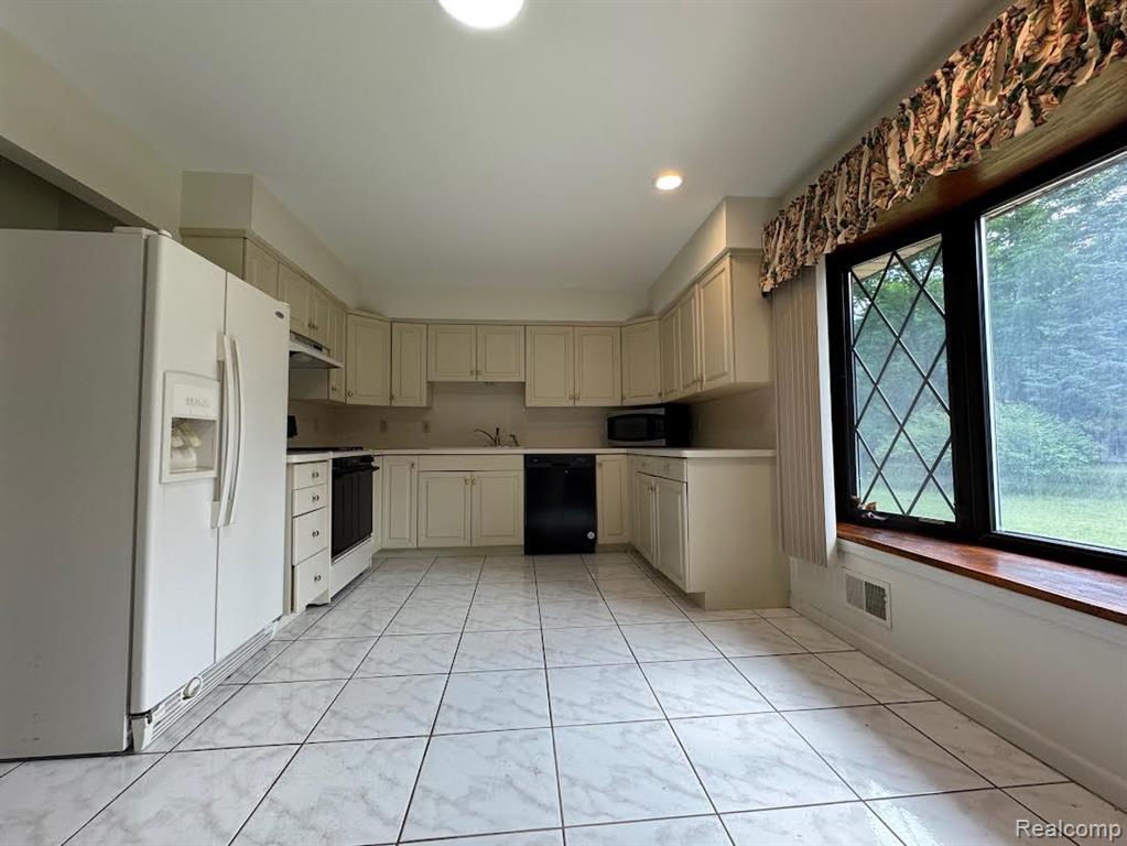 40250 Pinetree Drive, Plymouth, MI 48170 — Photo 11