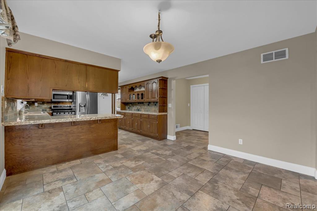 18676 Country Club Circle, Riverview, MI 48193 — Photo 11