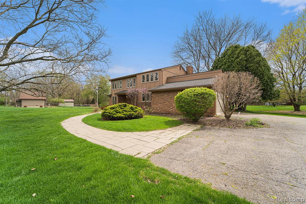 8165 Holcomb Road, Clarkston, MI 48348 — Photo 4