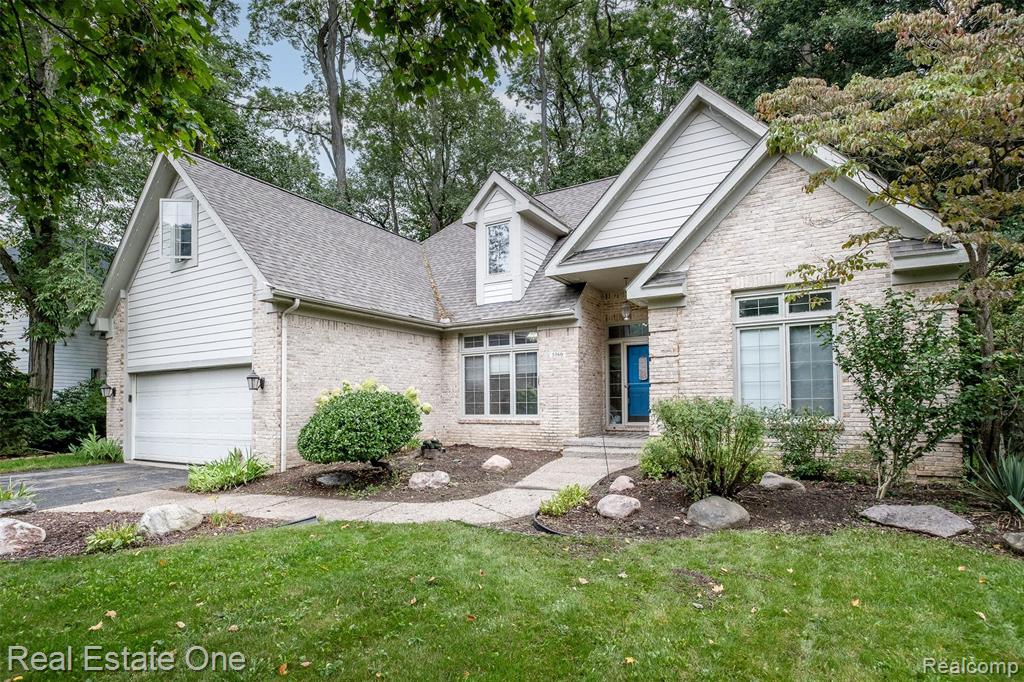5560 Huron Hills Drive, Commerce Twp, MI 48382
