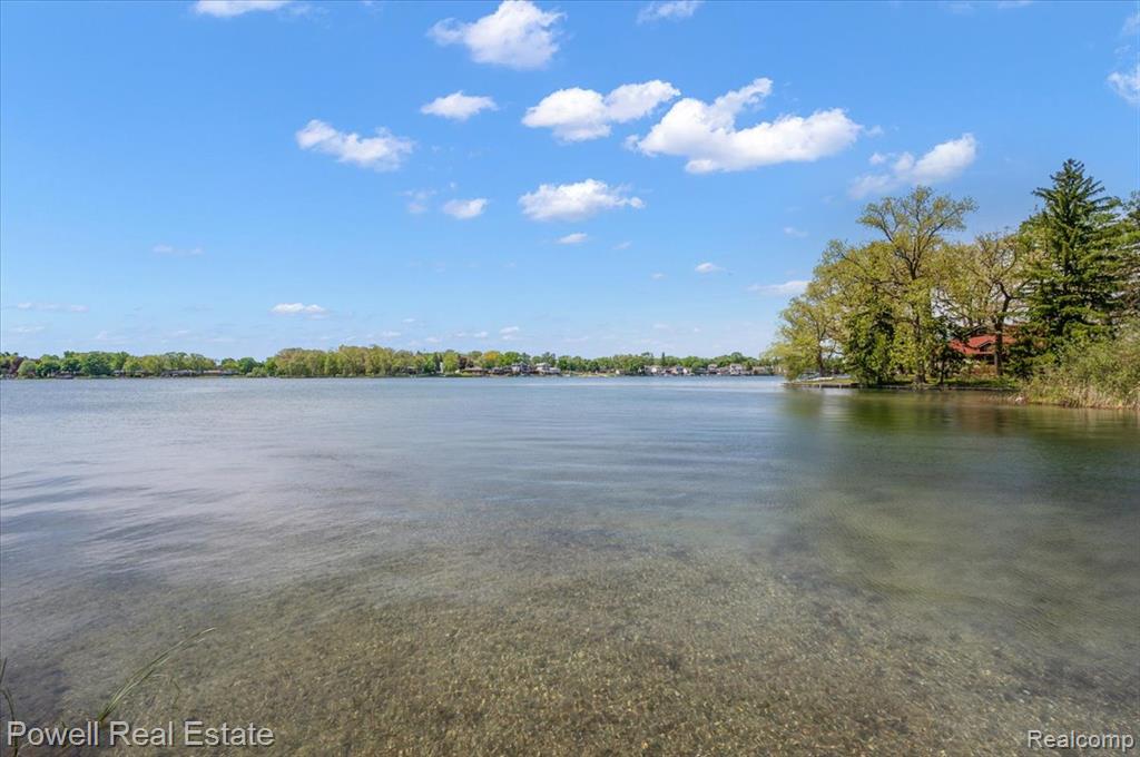 6837 Hatchery Road, Waterford, MI 48327 — Photo 13