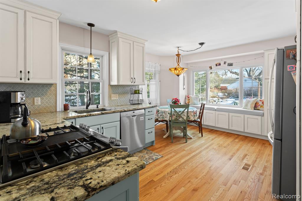 9806 BERWICK Street, Livonia, MI 48150 — Photo 17