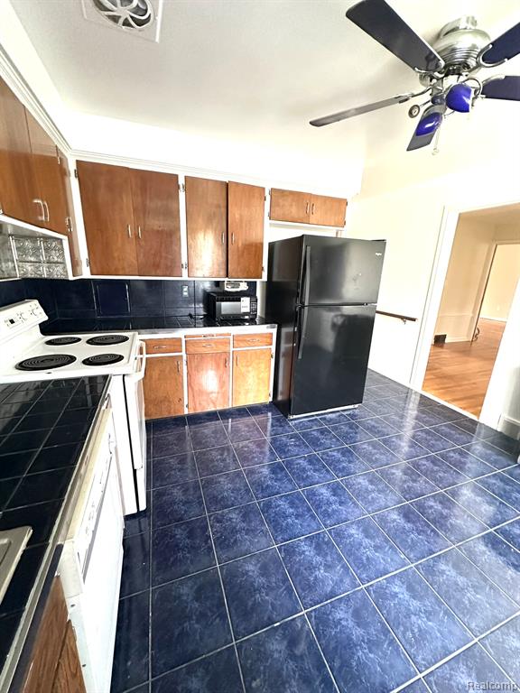 590 W HILDALE Avenue, Highland Park, MI 48203 — Photo 18