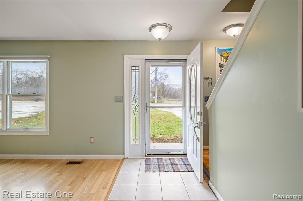 65 S WILLIAMS LAKE Road, Waterford, MI 48327 — Photo 6