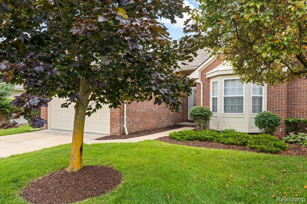 2076 RED MAPLE Lane, Commerce Twp, MI 48390 — Photo 33