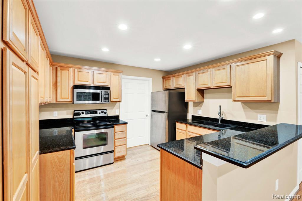 5379 Twin Oaks Drive, Sterling Heights, MI 48314 — Photo 15