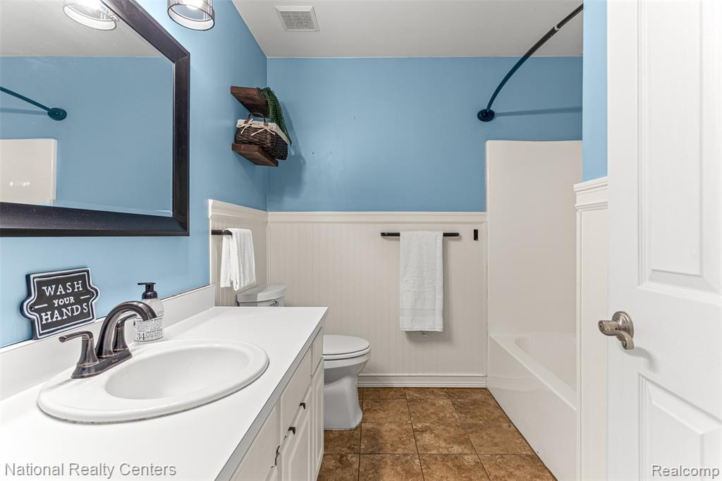 886 Millerway Drive, Fenton, MI 48430 — Photo 9