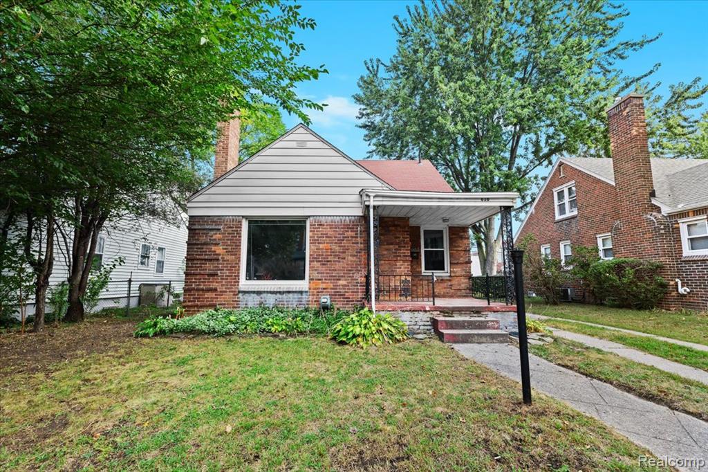 630 W Troy Street, Fenton, MI 48220 — front exterior