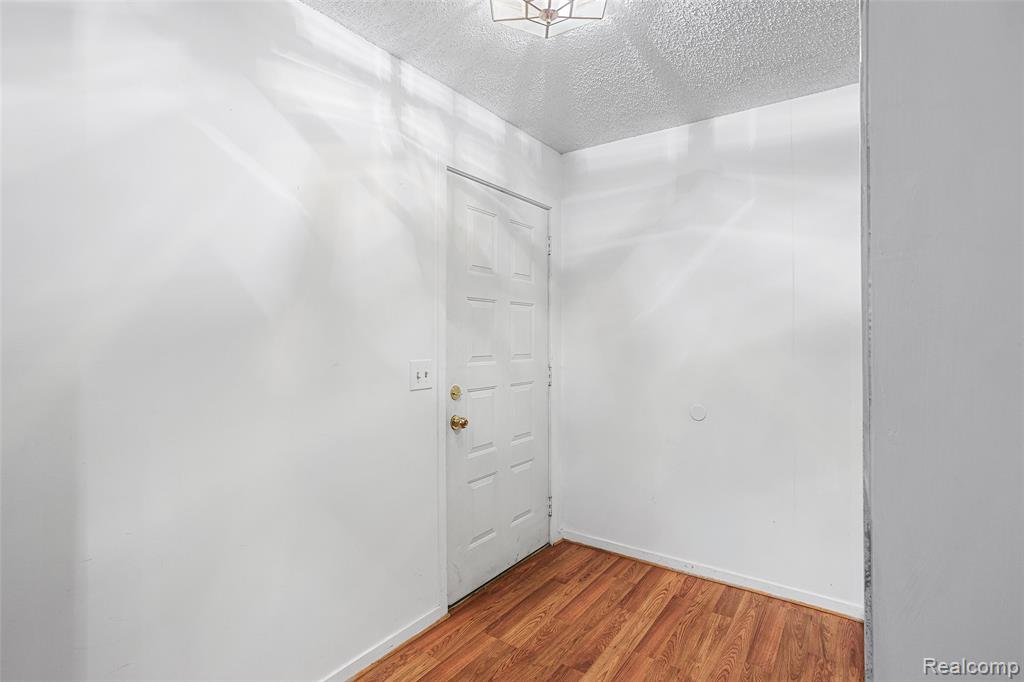 7147 Elmhurst, West Bloomfield, MI — Photo 25