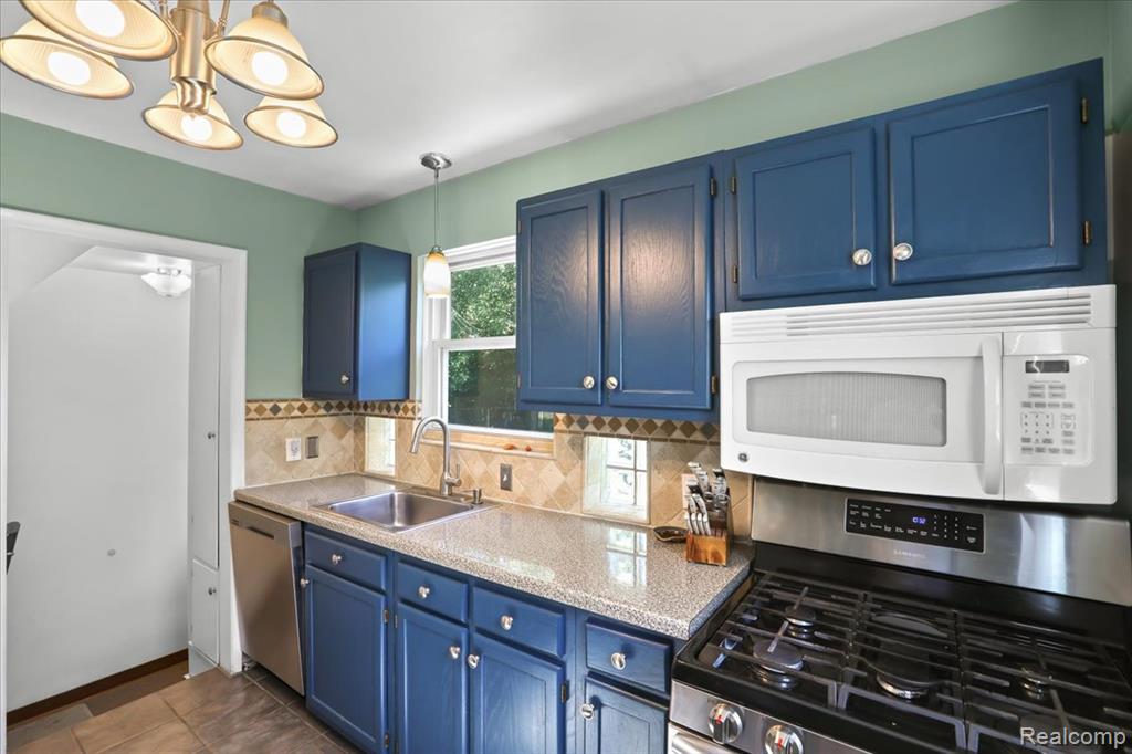 20871 Van Antwerp Street, Harper Woods, MI 48225 — Photo 13