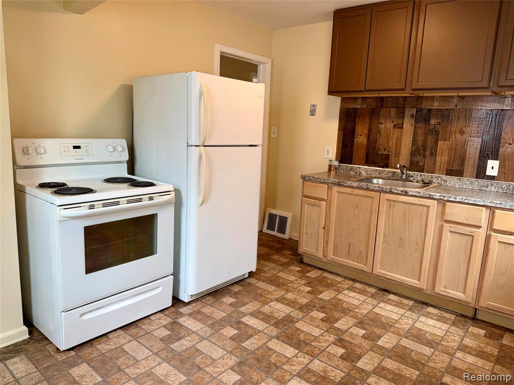 7744 Asbury Park, Detroit, MI 48228 — Photo 8