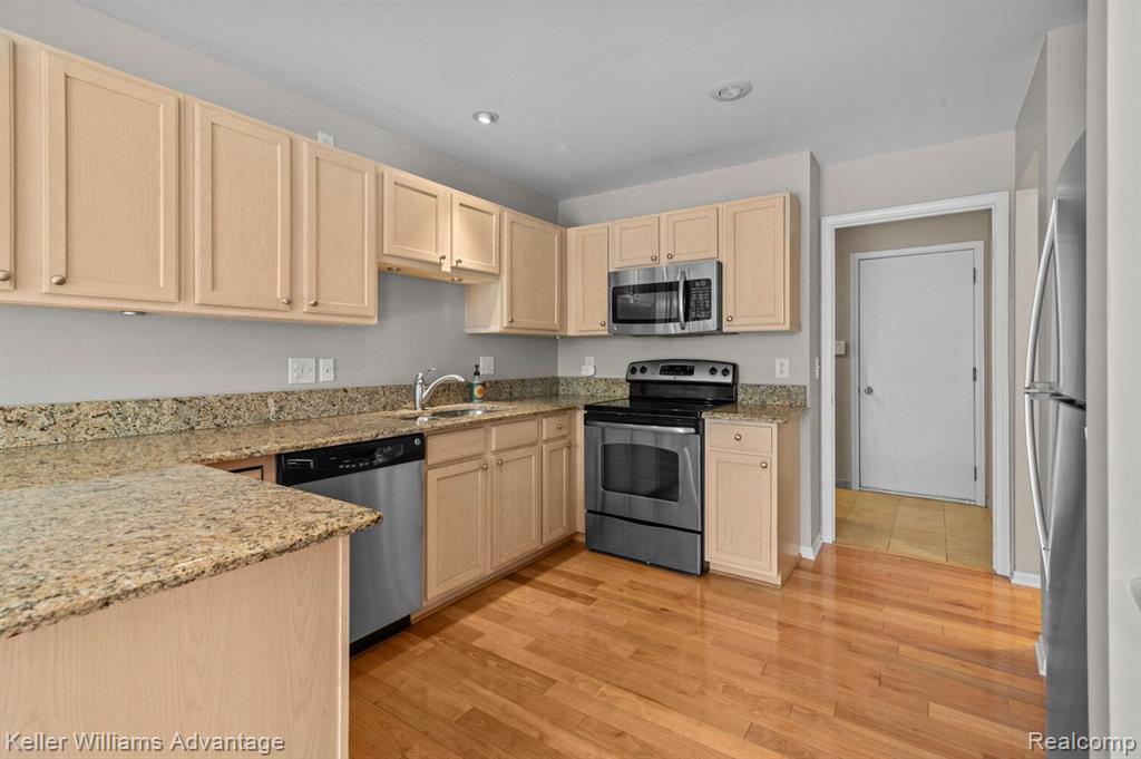 2527 PINE Drive, Wixom, MI 48393 — Photo 11