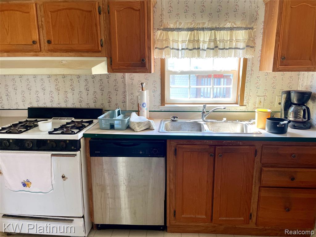 9691 Stoneypointe Drive, MI — Photo 14
