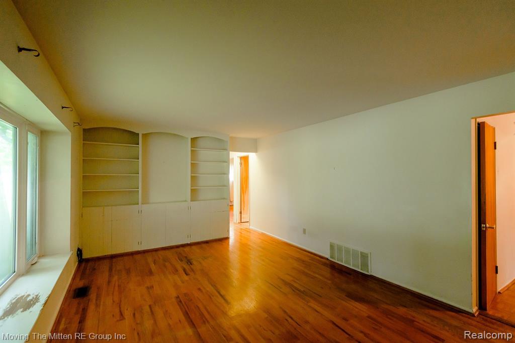 1200 GEORGINA Drive, Ypsilanti, MI 48198 — Photo 4