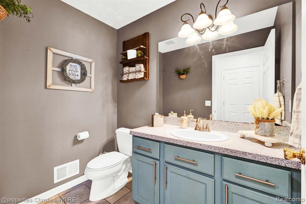 8410 S Shore Drive, Clarkston, MI 48348 — Photo 16