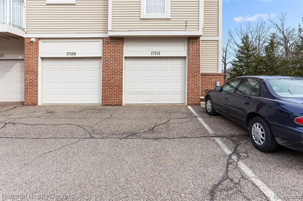 17211 Addington Drive, Commerce Twp, MI 48390 — Photo 25