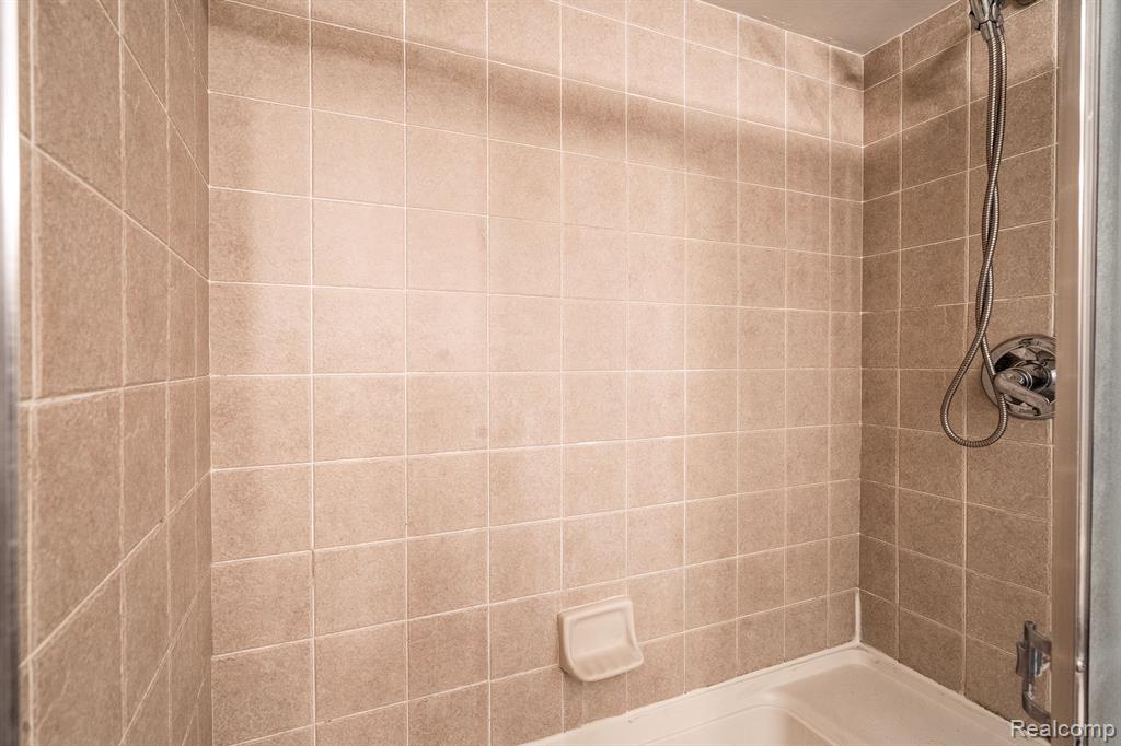 4205 CAMERON Circle, Walled Lake, MI 48390 — Photo 21