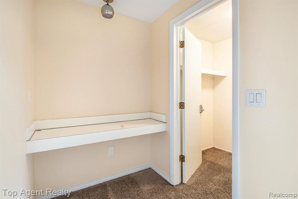 3990 Old Creek Road, Troy, MI 48084 — Photo 18