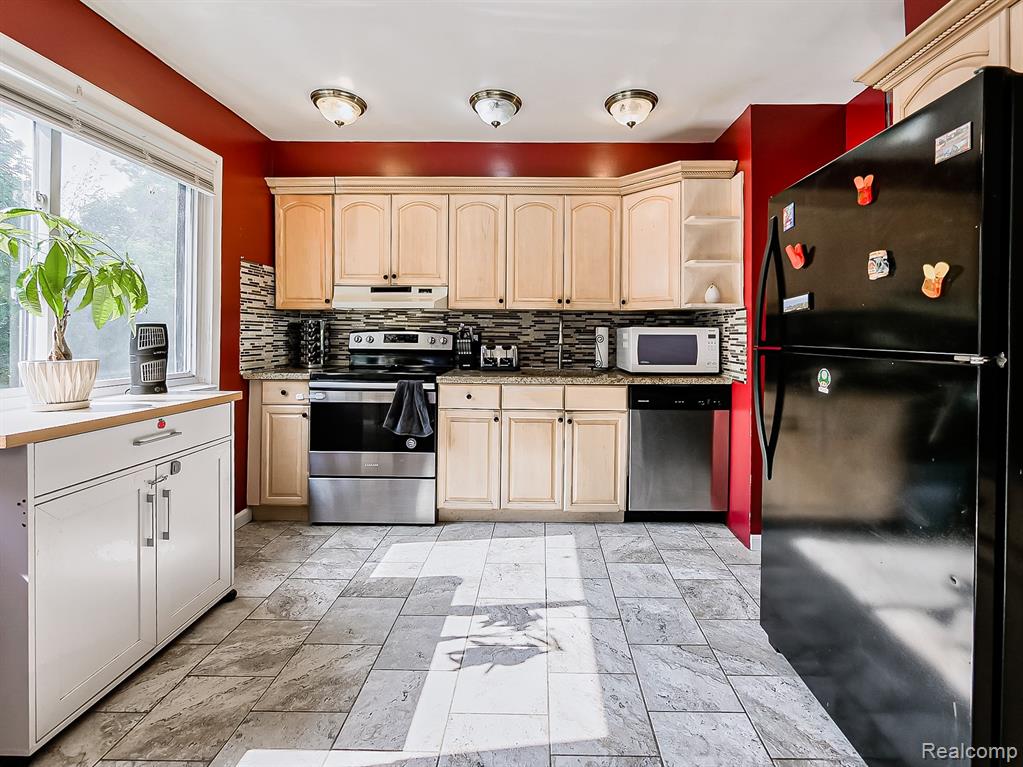 900 Surrey Heights, Westland, MI 48186 — Photo 2