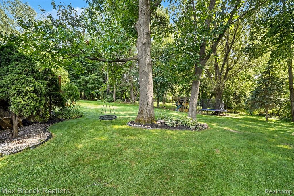 9843 Oak Valley Drive, Clarkston, MI 48348 — Photo 33