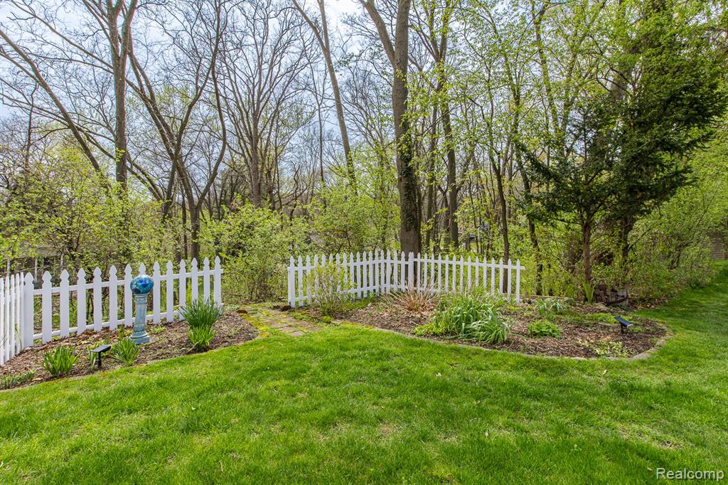 4931 Huron Drive, Clarkston, MI 48348 — Photo 41
