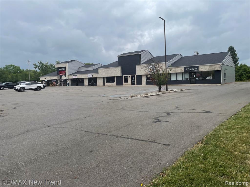 1050 Benstein Road, Walled Lake, MI 48390