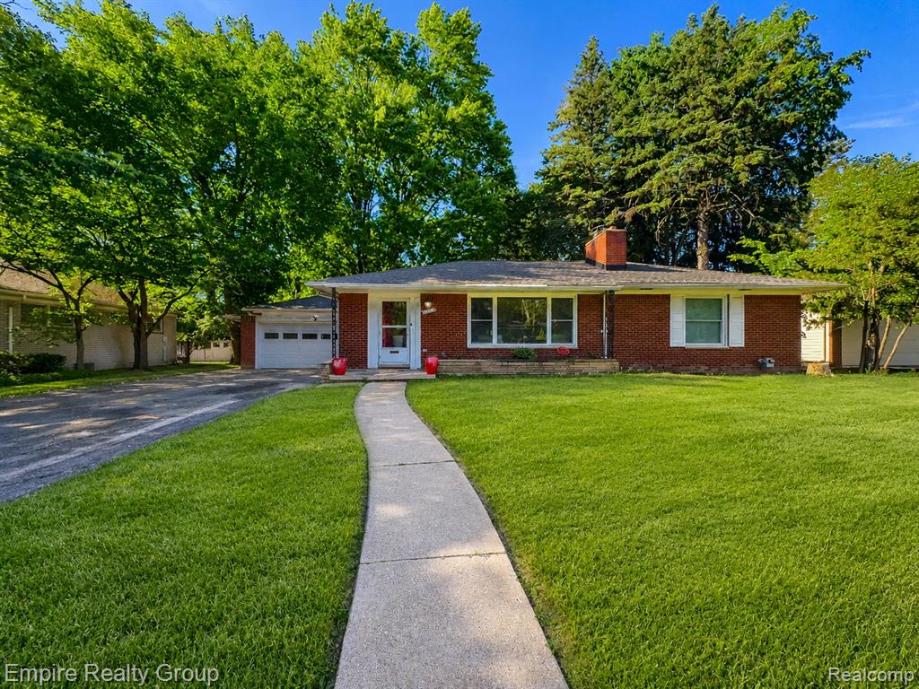17300 Buckingham Avenue, Beverly Hills, MI 48025