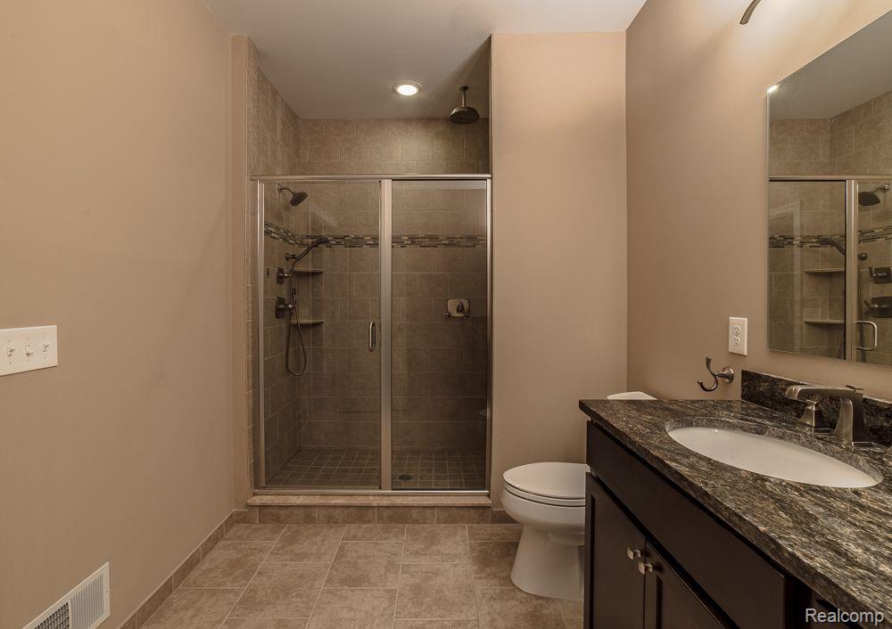 9546 KINGSWAY Circle, Clarkston, MI 48348 — Photo 32