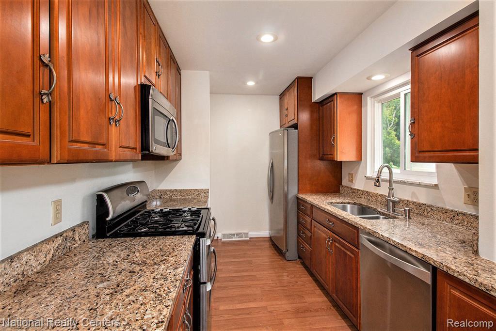 630 W LAKE Street, South Lyon, MI 48178 — Photo 7