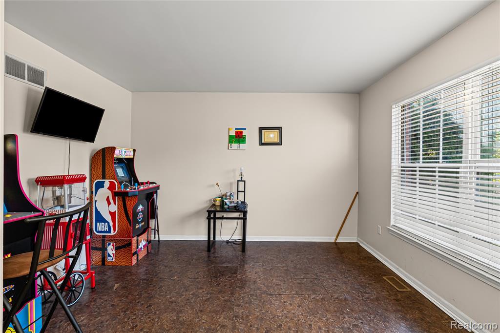 805 Columbia Drive, Flint, MI 48503 — Photo 9