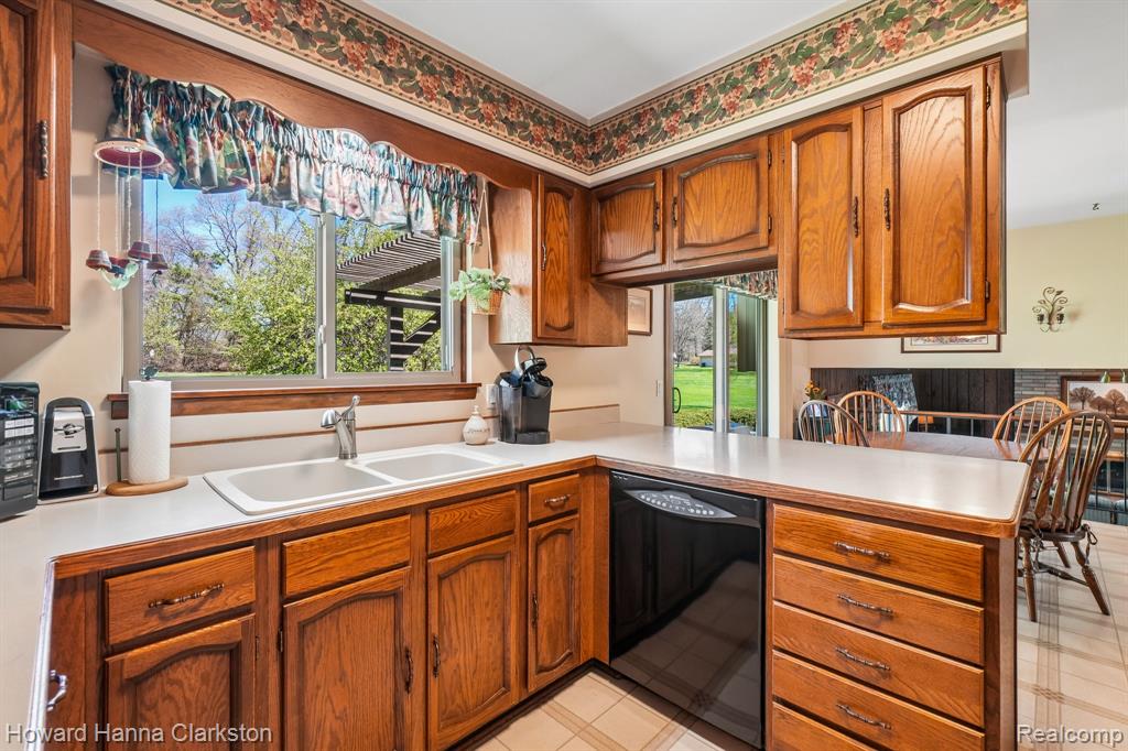 12120 Carriage Trail Drive, Davisburg, MI 48350 — Photo 13