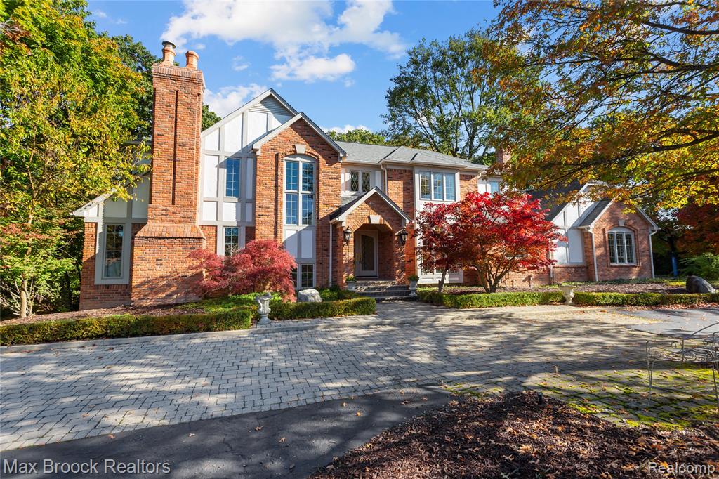 265 Charing Cross Court, Bloomfield Hills, MI 48304