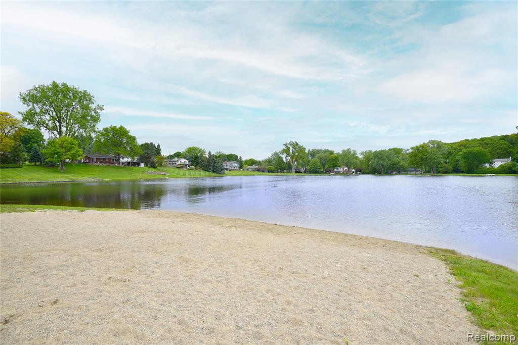 6835 Limerick Lane, Troy, MI 48098 — Photo 36