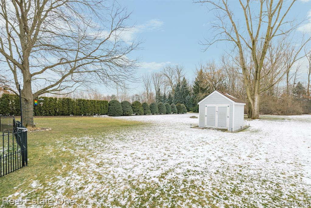4083 W MAPLE Road, Wixom, MI 48393 — Photo 46